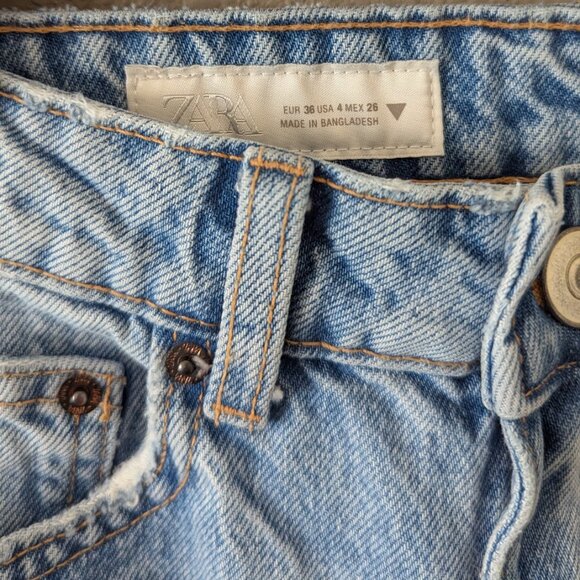 Zara High-Waisted Mom Fit Jeans Light Blue - Picture 3 of 4